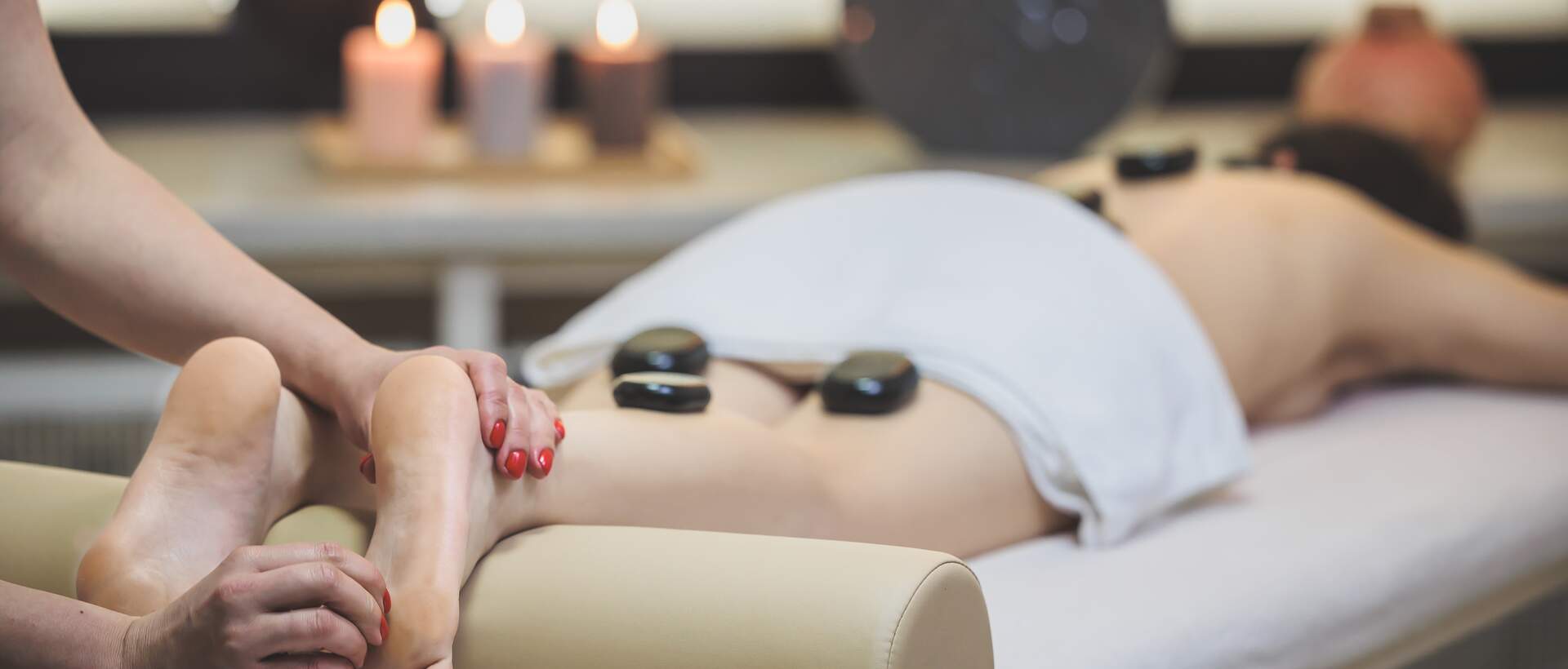 Masaż gorącymi kamieniami