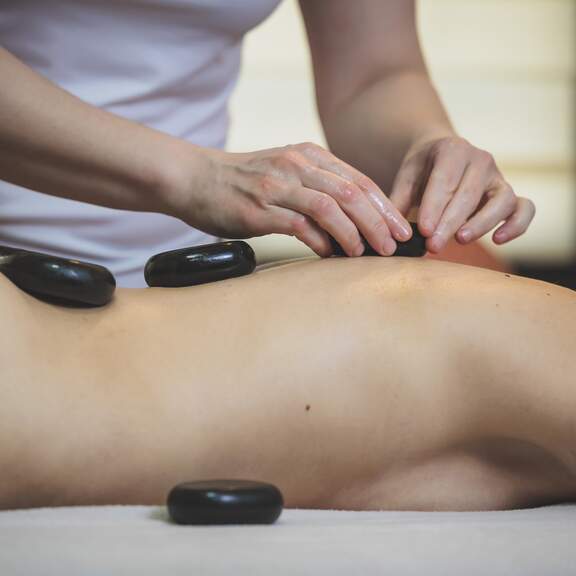 Masaż gorącymi kamieniami